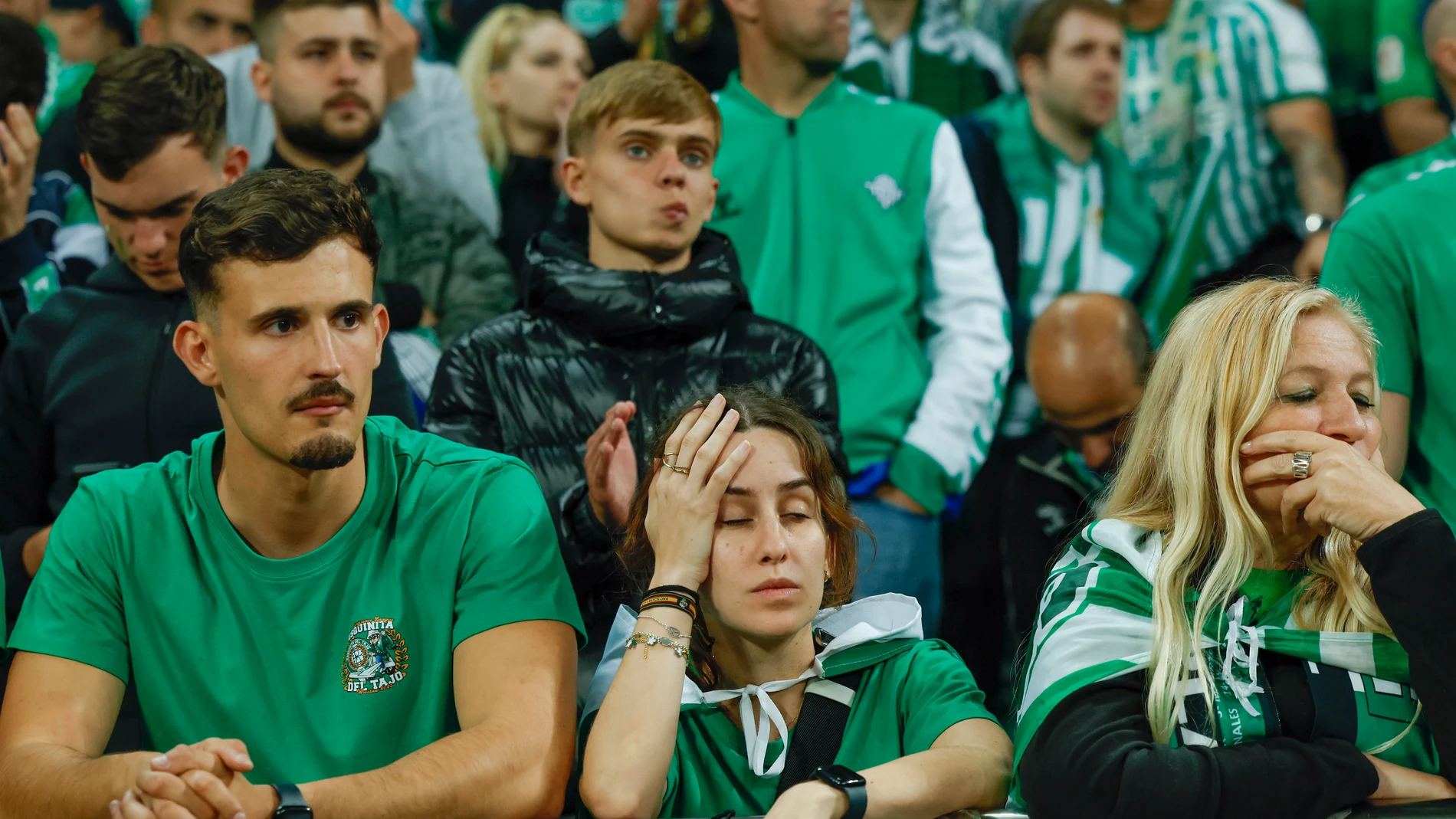 Aficionados béticos lamentan la derrota en la final de la Conference League