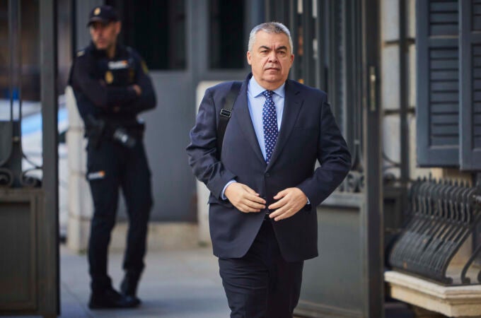 Socios del PSOE presionan a Ferraz para que actúe contra la 