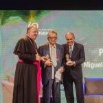 Monseñor Ginés García Beltrán entrega el premio a Miguel Herrero y Rodríguez de Miñón y a Miquel Roca