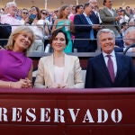 Corrida de la prensa de la Feria de San Isidro, este miércoles en la Plaza de Toros de Las Ventas, en Madrid. María Rey, Isabel Díaz Ayuso y Juan Antonio Ruiz «Espartaco»