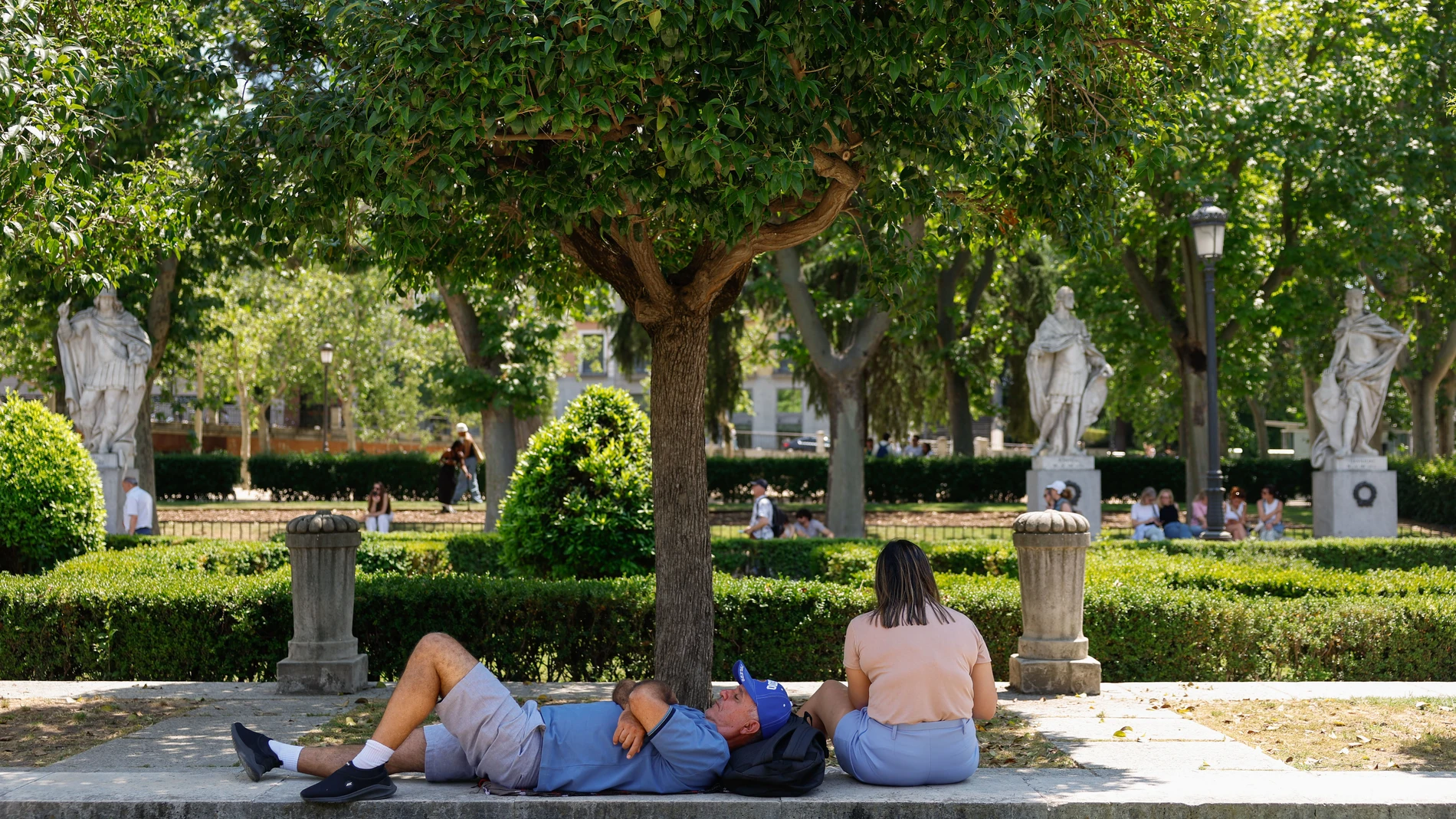 MADRID, 29/05/2025.- Dos personas descansan a la sombra este jueves, durante una jornada de calor en Madrid. EFE/ Mariscal