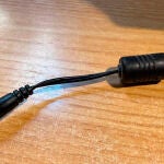 Un filtro de férrita en un cargador de monitor