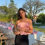 Influencer con bolso de verano.