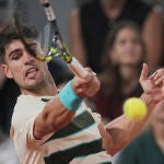 Alcaraz devuelve una pelota en su partido ante Dzumhur