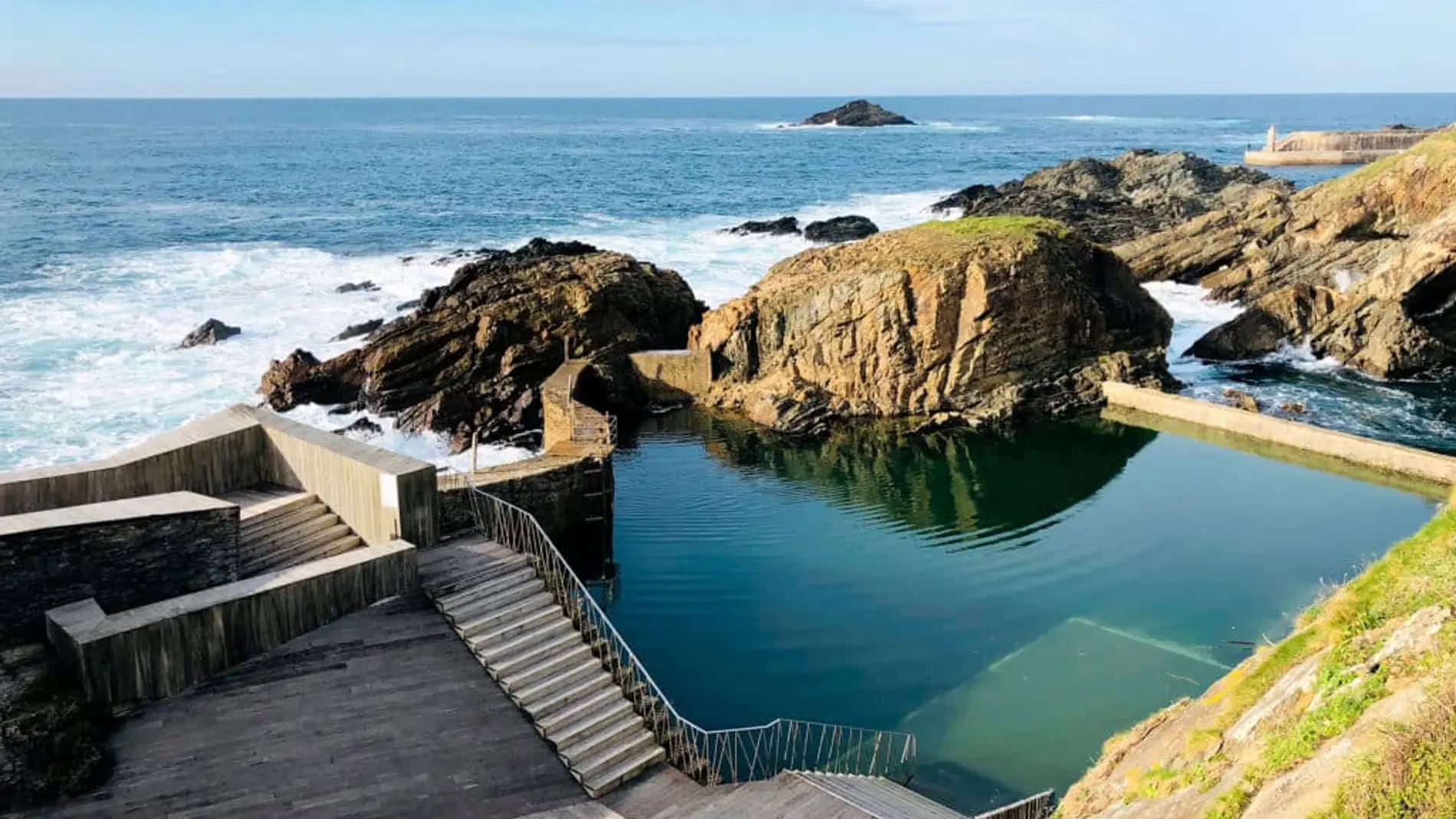 La impresionante piscina de agua salada en Tapia.