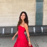 Influencer con vestido de invitada perfecta en su graduación.
