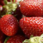 Ni nata ni azúcar: añadir un chorro de esto potencia el sabor de las fresas