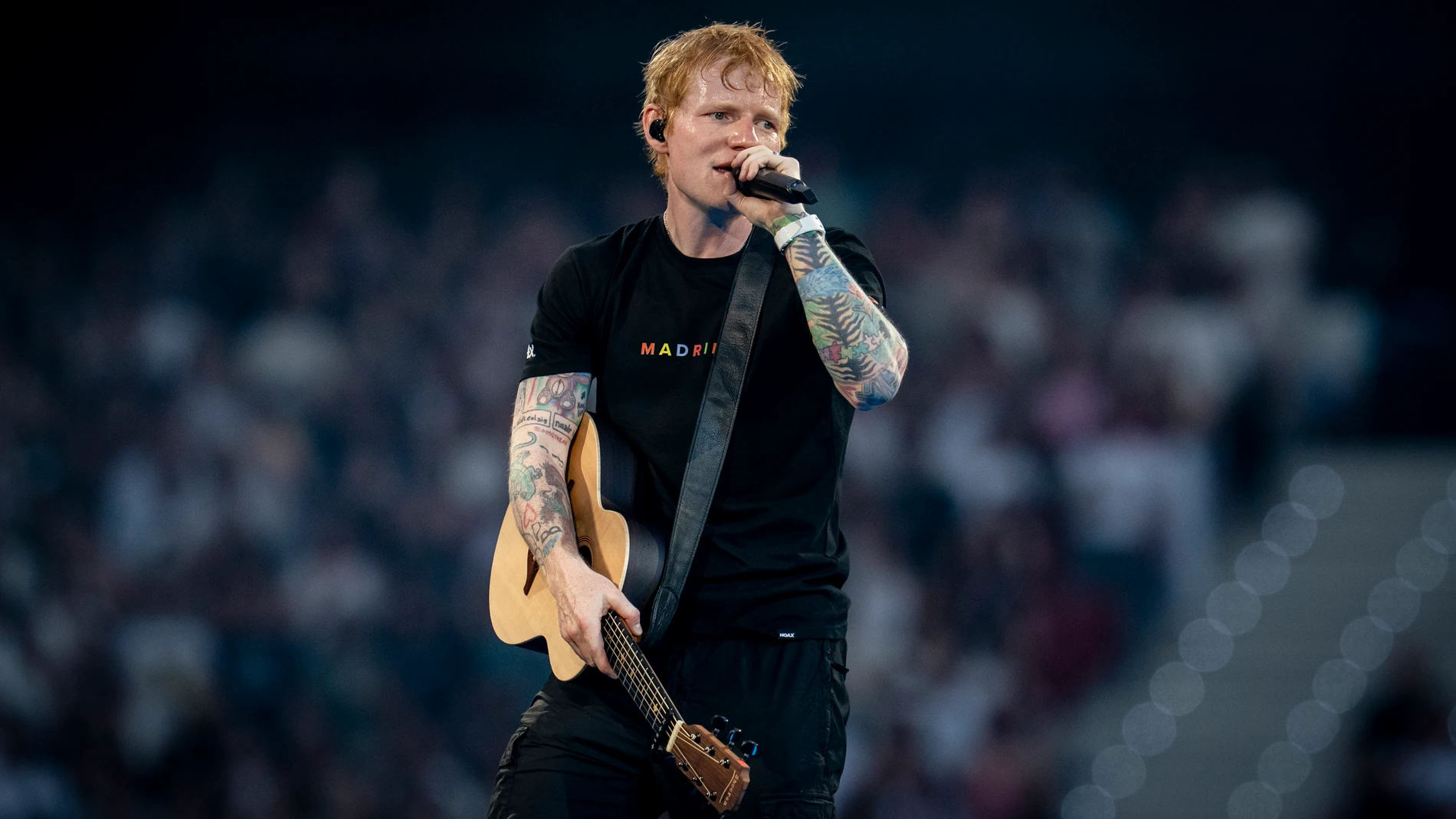 El cantante Ed Sheeran durante su concierto en el Riyadh Air Metropolitano, el 30 de mayo de 2025, en Madrid (España). Ed Sheeran ha agotado las entradas para sus dos conciertos en Madrid, hoy día 30, y mañana 31 de mayo, reuniendo a 140.000 personas y batiendo récord en el Estadio Metropolitano. Estos shows inauguran su Mathematics Tour 2025, que recorrerá 13 países europeos este verano. En Madrid, repasa sus grandes éxitos y ha presentado en vivo temas de su próximo álbum ‘Play’, que se lan...