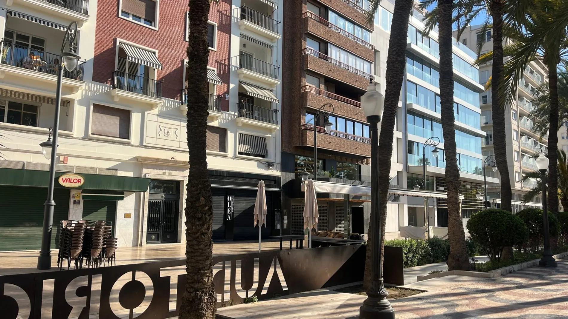 La Explanada de Alicante y, en segundo término, el espacio que antaño ocupaba el restaurante El Delfín