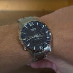 El Casio LCW-M170D-2A combina diseño tradicional con tecnología solar y ajuste atómico