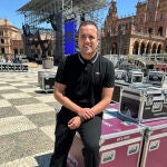 El director de Icónica, Javier Esteban, durante los trabajos de montaje del escenario y el entorno del festival