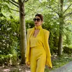 Influencer con el conjunto perfecto para madres de comunión 2025.