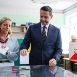 El candidato proeuropeo, Rafal Trzaskowski, acude hoy a votar junto a su mujer Malgorzata en un colegio electoral de Varsovia
