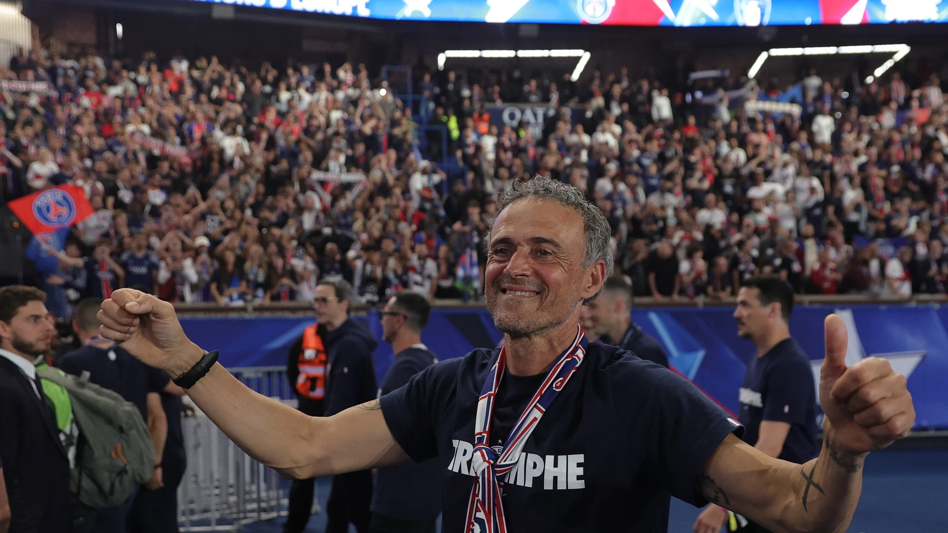 PARIS (France), 01/06/2025.- PSG's head coach Luis Enrique celebrates during a PSG victory celebration show in Paris, France, 01 June 2025. Paris Saint-Germain won the UEFA Champions League for the first time in the club's history after beating Internazionale Milano on 31 May 2025 in the final in Munich. (Liga de Campeones, Francia) EFE/EPA/TERESA SUAREZ