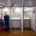 Una votante polaca en una cabina electoral