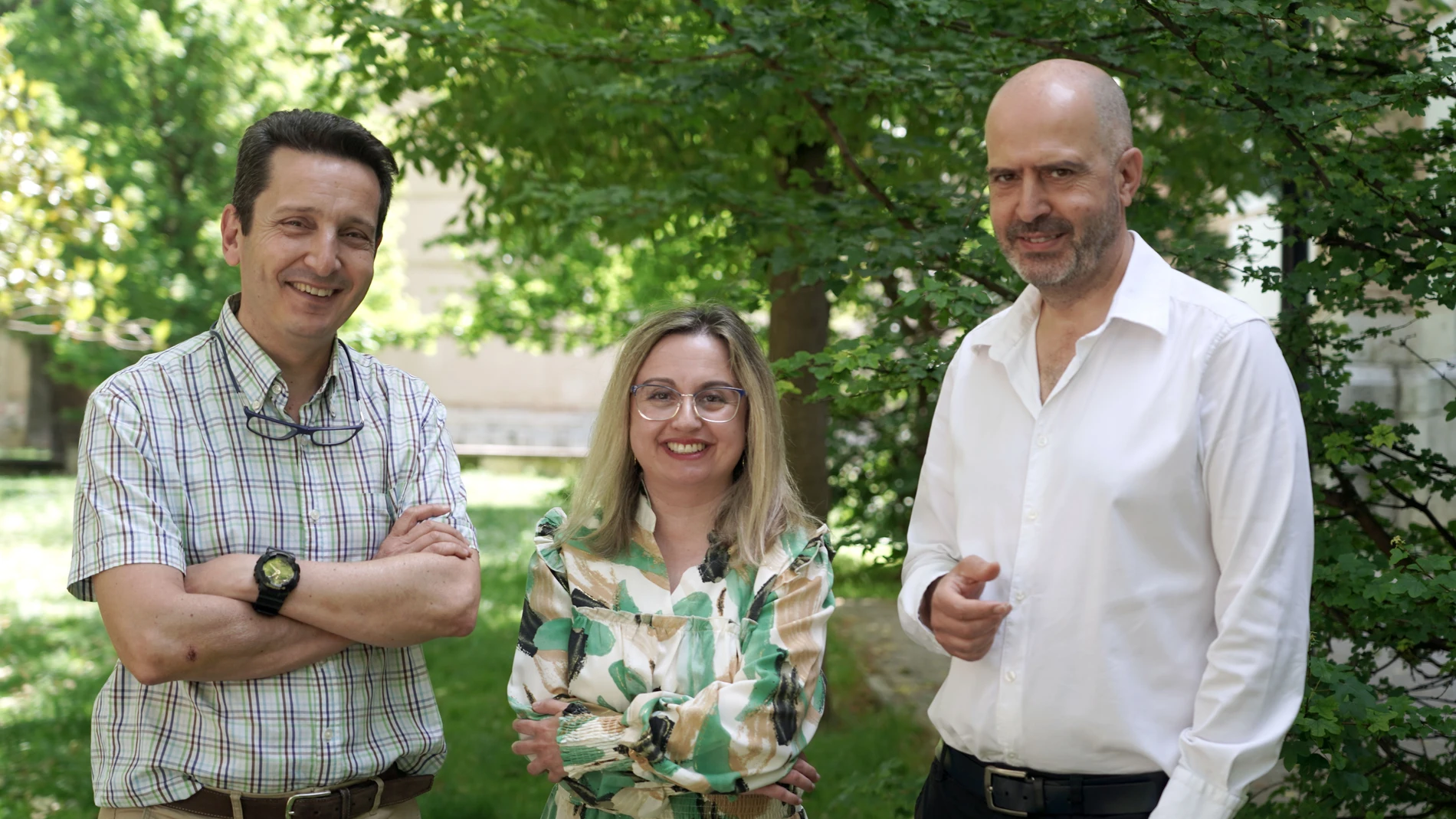 El catedrático de Edocrinología y Nutrición de la Facultad de Medicina de la Universidad de Valladolid, Daniel de Luis, junto con Isabel de la Torre, del Departamento de Teoría de la Señal y Comunicaciones e Ingeniería Telemática de la UVa, y el director del Centro de Inteligencia Artificial UVa-IA, David Escudero.