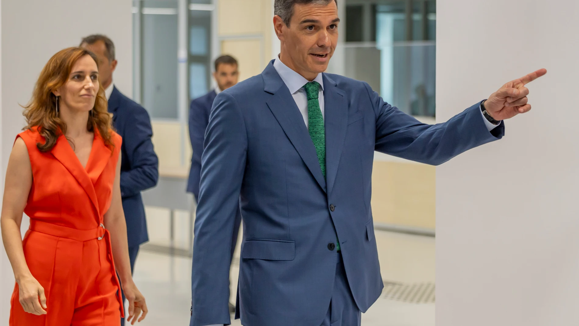 MELILLA, 02/06/2025.- El presidente del Gobierno, Pedro Sánchez, junto a la ministra de Sanidad, Mónica García, durante el acto de inauguración del Hospital Universitario de Melilla, este lunes. EFE/ Jose Manuel Giner Gutierrez