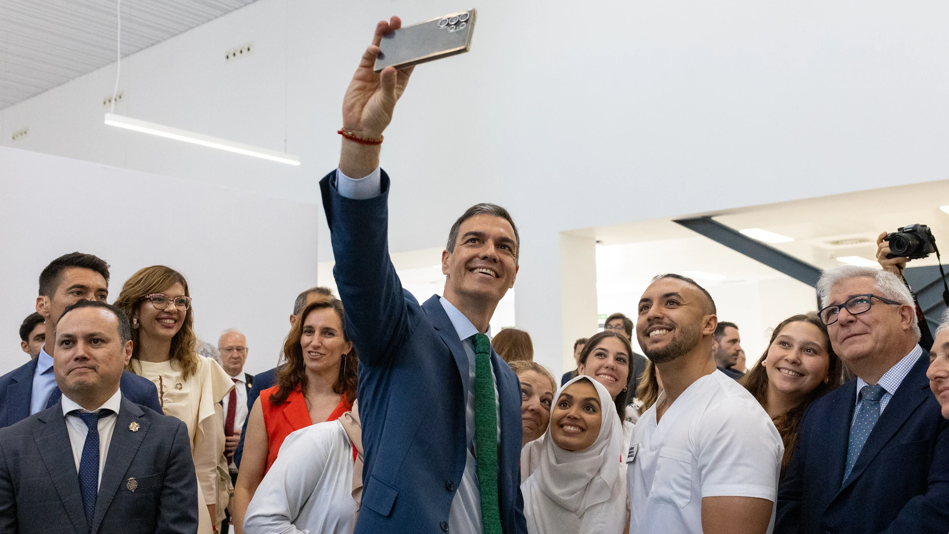El presidente del Gobierno, Pedro Sánchez (C), durante el acto de inauguración del Hospital Universitario de Melilla (HUME), a 2 de junio de 2025, en Melilla (España). El hospital, que ha supuesto una inversión final de 150 millones de euros y cuya obra ha sido cofinanciada por el Programa Plurirregional de España FEDER 2021-2027, albergará a más de 1.100 profesionales y contará con 40 servicios con tecnología avanzada. La infraestructura dispone de 45.000 metros cuadrados de superficie asist...
