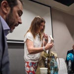 La exmilitante socialista Leire Díez, que aparece en diversos audios haciendo gestiones contra mandos de la Unidad Central Operativa (UCO) de la Guardia Civil, ha comparecido este miércoles desde el Hotel Novotel de Madrid, donde había convocado a la prensa después de haberse reunido este martes en Ferraz con el jefe de los servicios jurídicos del PSOE y haberse dado de baja como afiliada del PSOE. En medio de la comparecencia ha irrumpido por sorpresa Aldama, el presunto comisionista del caso Koldo.