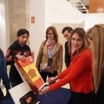 Rocío Lucas, consejera de Educación, conoce algunos de los trabajos realziados en el concurso ¿Qué es un rey para ti?
