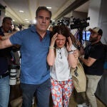 La exmilitante socialista Leire Díez, que aparece en diversos audios haciendo gestiones contra mandos de la Unidad Central Operativa (UCO) de la Guardia Civil, ha comparecido este miércoles desde el Hotel Novotel de Madrid, donde había convocado a la prensa después de haberse reunido este martes en Ferraz con el jefe de los servicios jurídicos del PSOE y haberse dado de baja como afiliada del PSOE. En medio de la comparecencia ha irrumpido por sorpresa Aldama, el presunto comisionista del caso Koldo.