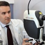 Un especialista del Clínico San Carlos, reconocido como mejor oftalmólogo joven de América, España y Portugal