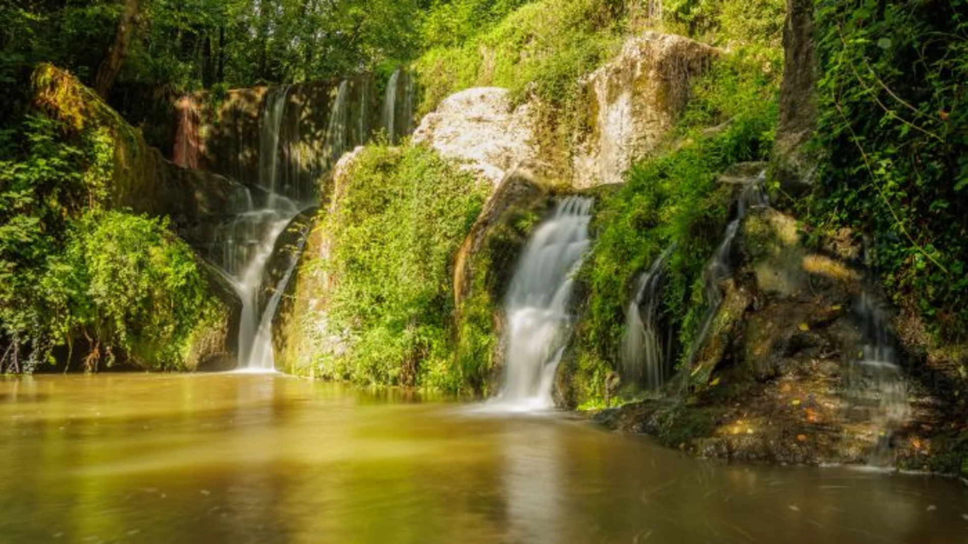 La cascada en la piscina natural