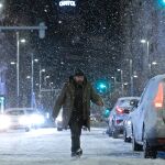 Antonio Resines en la Gran Vía de Madrid. Una escena de la película 'Mikaela'