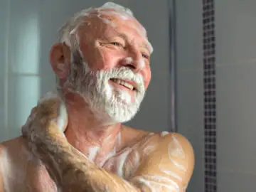 Ni diaria ni semanal: cuándo ducharse a partir de los 65 años para tener una higiene saludable Ni diaria ni semanal: cuándo ducharse a partir de los 65 años para tener una higiene saludable