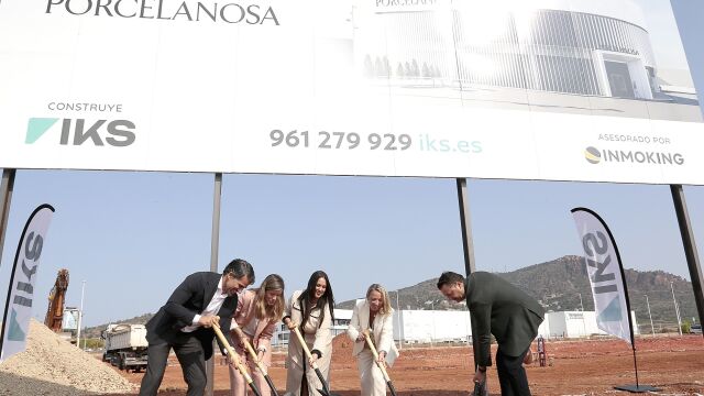 Porcelanosa coloca en Puzol la primera piedra de su nueva sede estrella en Valencia: más de 3.000 metros cuadrados
