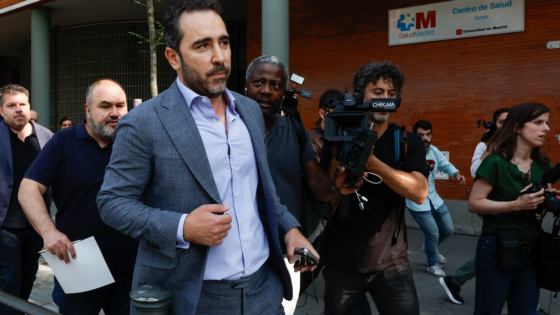 MADRID (ESPAÑA), 04/06/2025.- El empresario Víctor de Aldama (i), investigado en el caso Koldo, tras su aparición este miércoles durante la comparecencia ante la prensa de la militante del PSOE Leire Díez en la que ha asegurado que "ha mentido en todo". EFE/ Chema Moya
