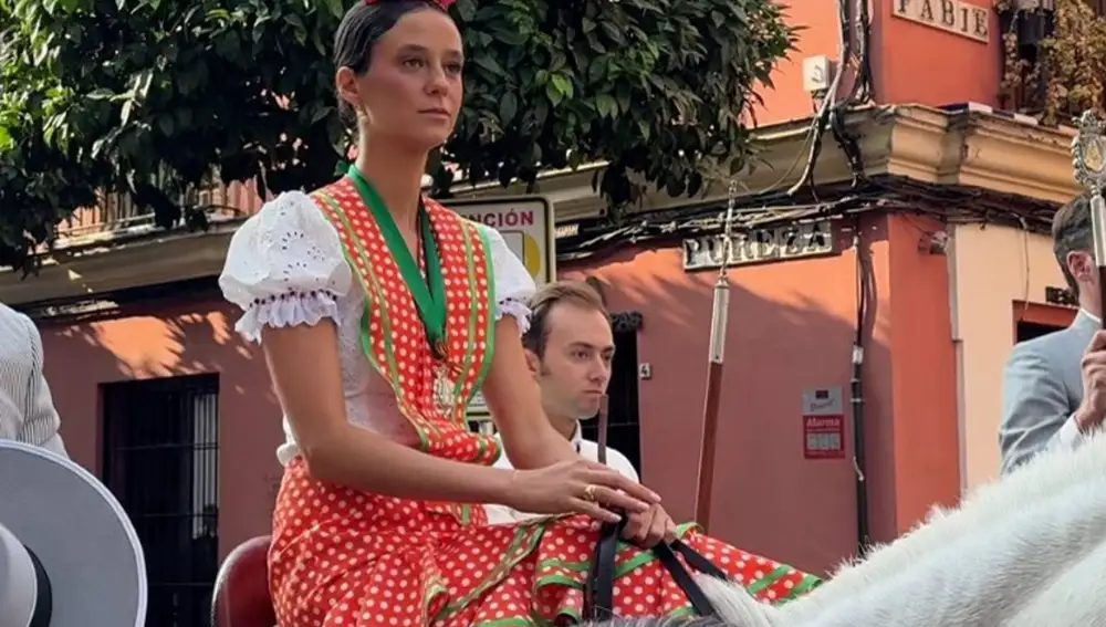 Victoria Federica, imponente a caballo, deslumbra en la salida de Triana hacia El Rocío con un look ideal