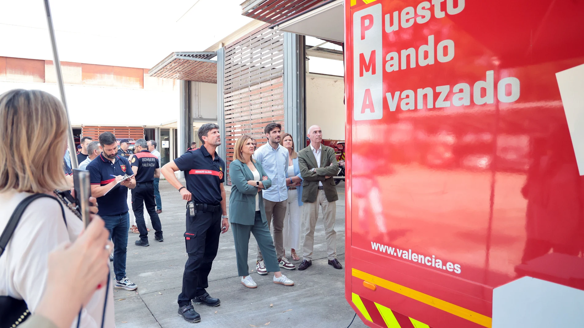 La alcaldesa, junto al concejal de Bomberos y el jefe del cuerpo