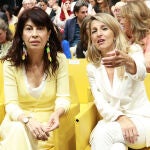 Yolanda Díaz con traje blanco.