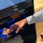 Los clientes del banco digital podrán retirar dinero en efectivo