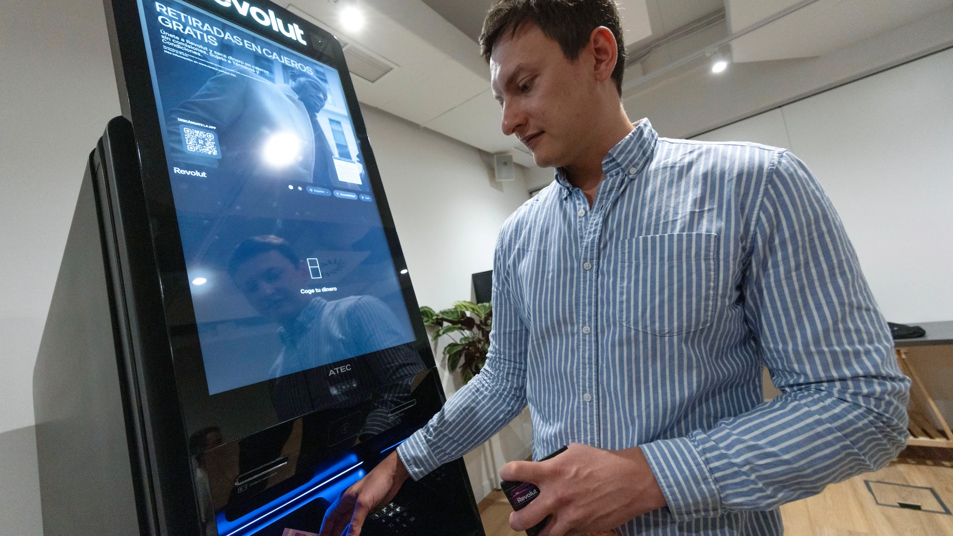 GRAFCAT9050. BARCELONA, 03/06/2025.- El banco digital Revolut dará el paso al dinero en efectivo mediante el despliegue de sus primeros 50 cajeros automáticos físicos a nivel mundial en las ciudades de Barcelona y Madrid, con la previsión de alcanzar las 200 máquinas en ciudades de toda España en 2026 y extenderse después por Europa. EFE/Marta Pérez