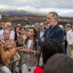 Los Reyes examinan la reconstrucción de La Palma y escuchan las quejas de los afectados por su lentitud