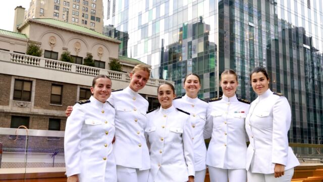 La princesa Leonor, con algunas de sus compañeras de Elcano en Nueva York