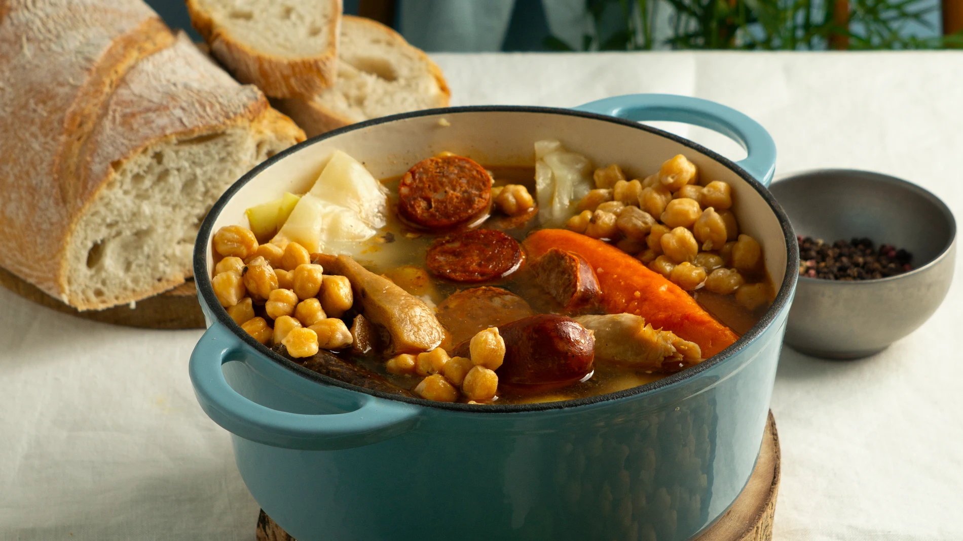Cocido estofado español de garbanzos con chorizo