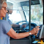 Una persona cogiendo el transporte público