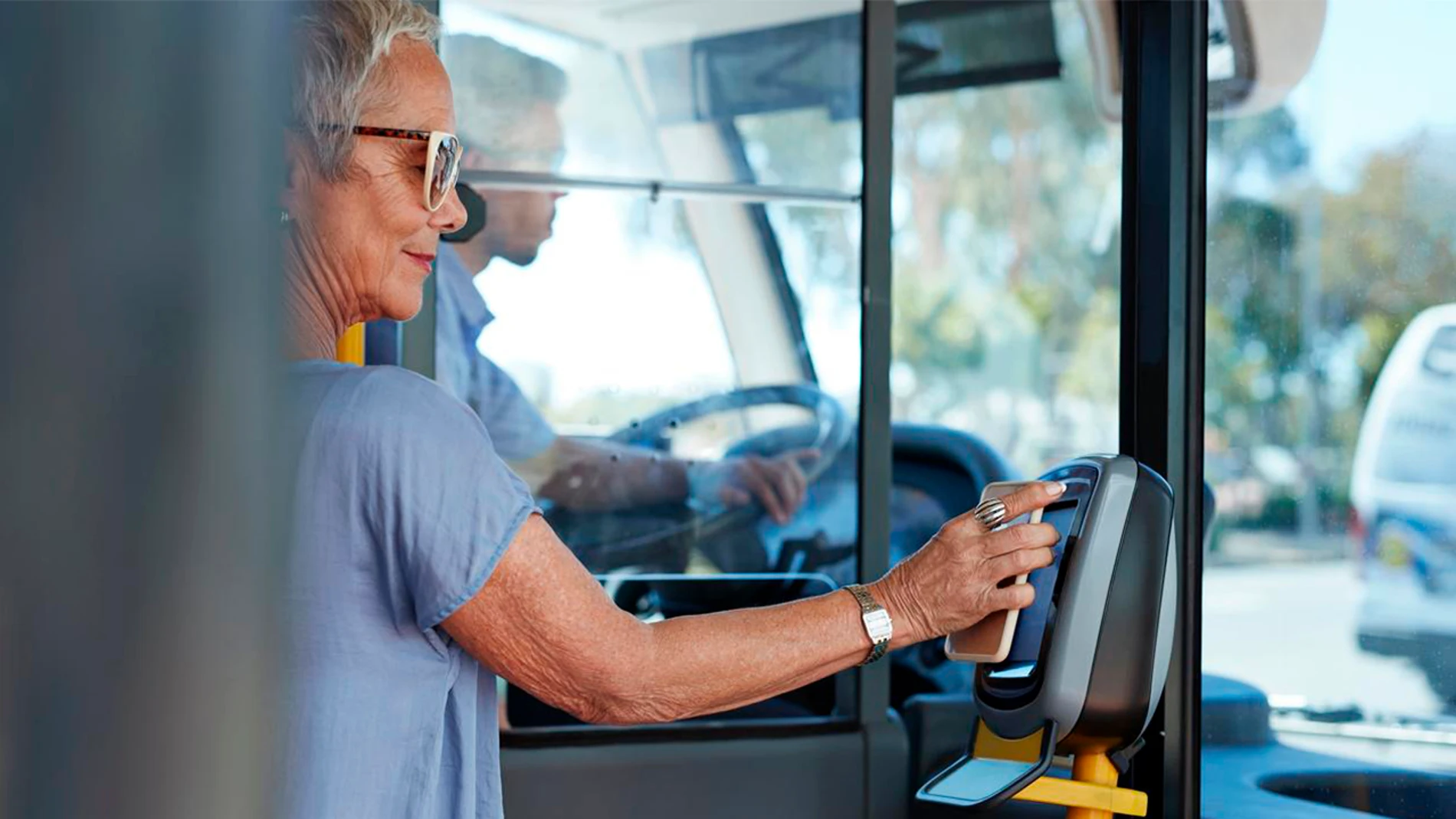 Una persona cogiendo el transporte público