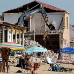 Bañistas en playa Babilonia en Guardamar del Segura, Alicante, entre cascotes