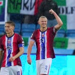 Erling Braut Haaland celebra con Martin Ødegaard el tercer gol del partido frente a Italia.