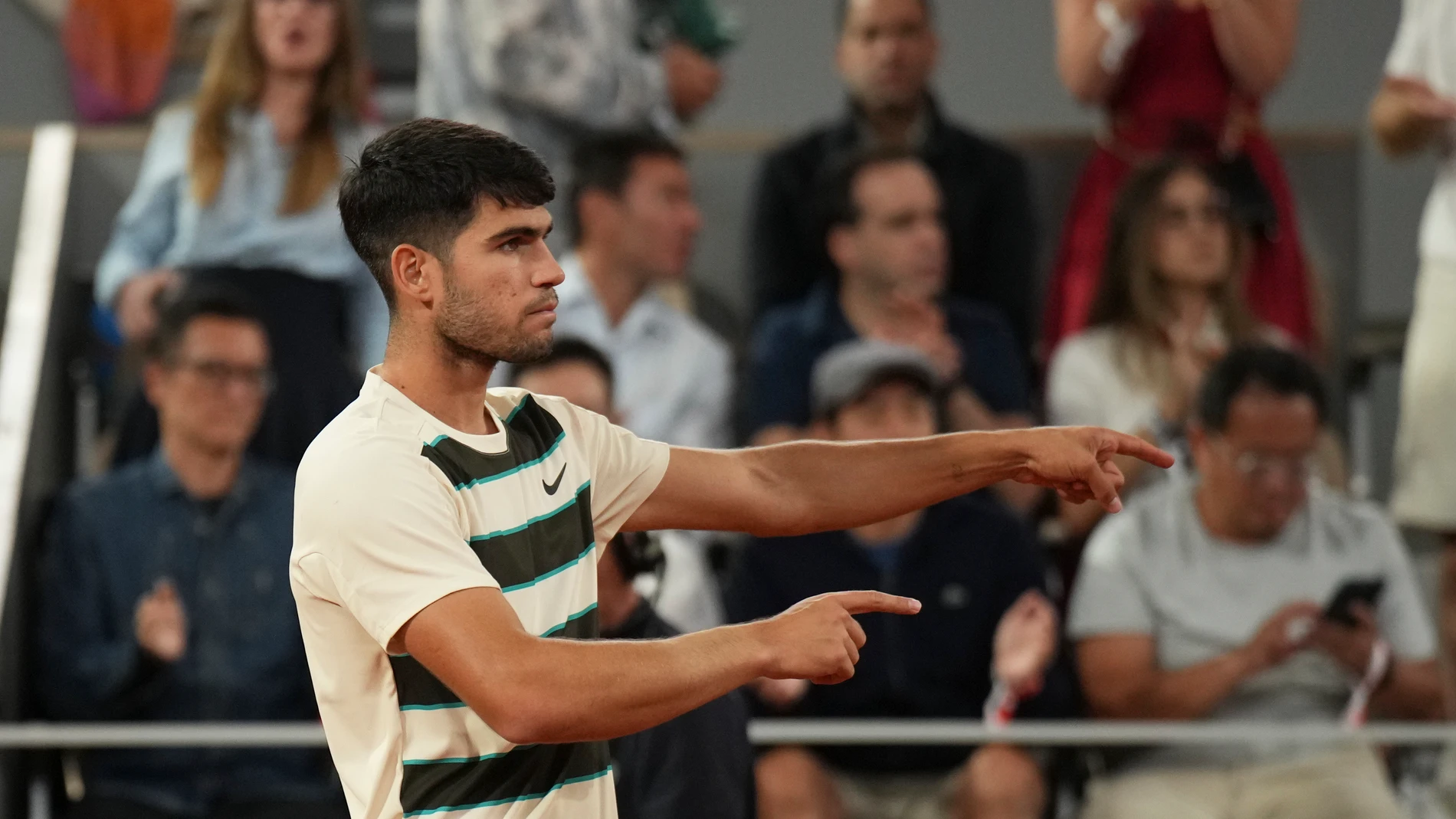 Winner Spain's Carlos Alcaraz gestures after the semifinal match of the French Tennis Open against Italy's Lorenzo Musetti at the Roland-Garros stadium in Paris, Friday, June 6, 2025. (AP Photo/Christophe Ena)