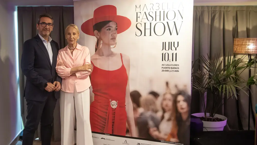 El delegado territorial de Turismo, Cultura y Deporte de la Junta de Andalucía en Málaga, Carlos García, y María José González, CEO de NuevaModa Producciones