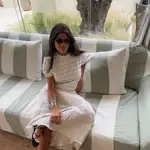 Influencer con vestido midi cómodo y estiloso para la oficina y el afterwork.