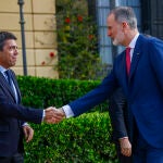 Mazón saluda a Su Majestad, a su llegada a la Conferencia de Presidentesigencia, no de petición