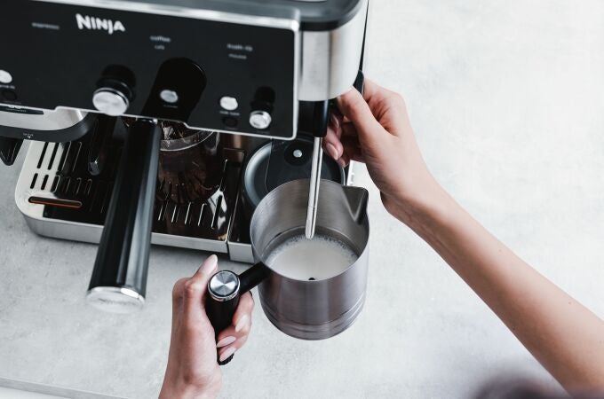La jarra para espumar leche viene incluida junto a la cafetera