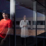 Toni, a la izquierda, y la doctora Elena Panizo, a la derecha, en la Clínica Universidad de Navarra el pasado 6 de junio.