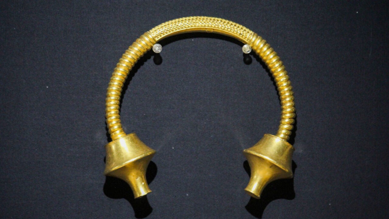 Encontró un collar de oro de hace 3.200 años en su jardín y ahora podría venderlo por 175.000 euros